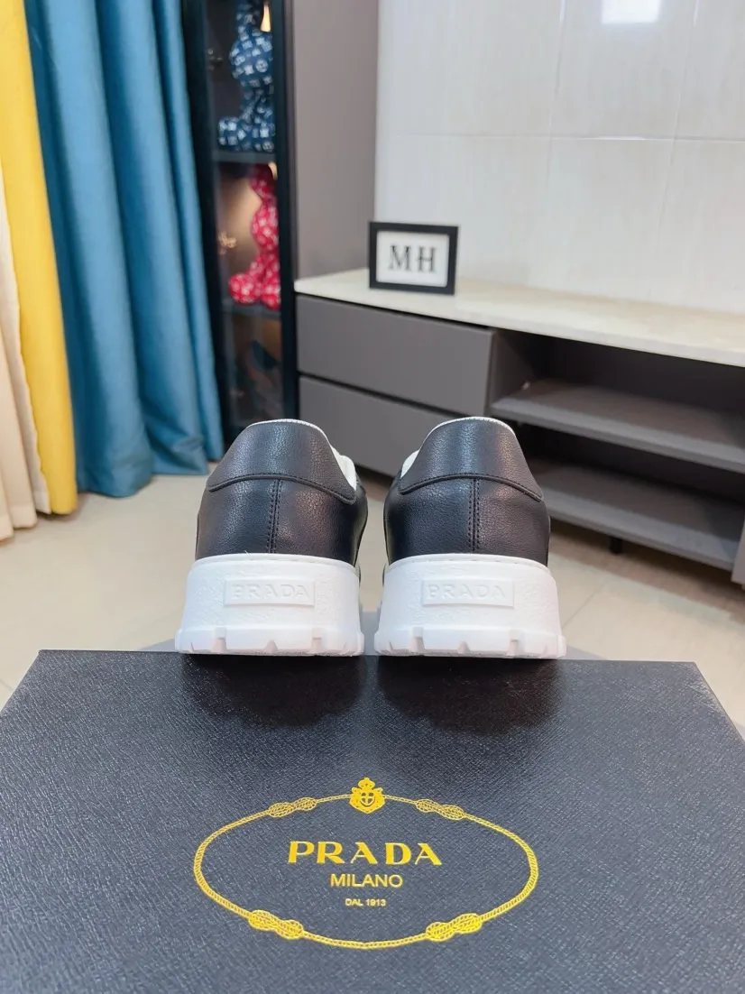 Men's shoes 💰440🌹🌹Prada 〈prada〉 luxury and fashionable high-end products ✊🔥The perfect last shape and top-notch handcrafting make this shoe immediately create a strong aristocratic atmosphere. Imported first-layer cowhide with brogue carving crafts💋Genuine leather lining🎶Rubber combination outsole specially imported from France for leather shoes😍Color: Mysterious Black☕️Size 38～44